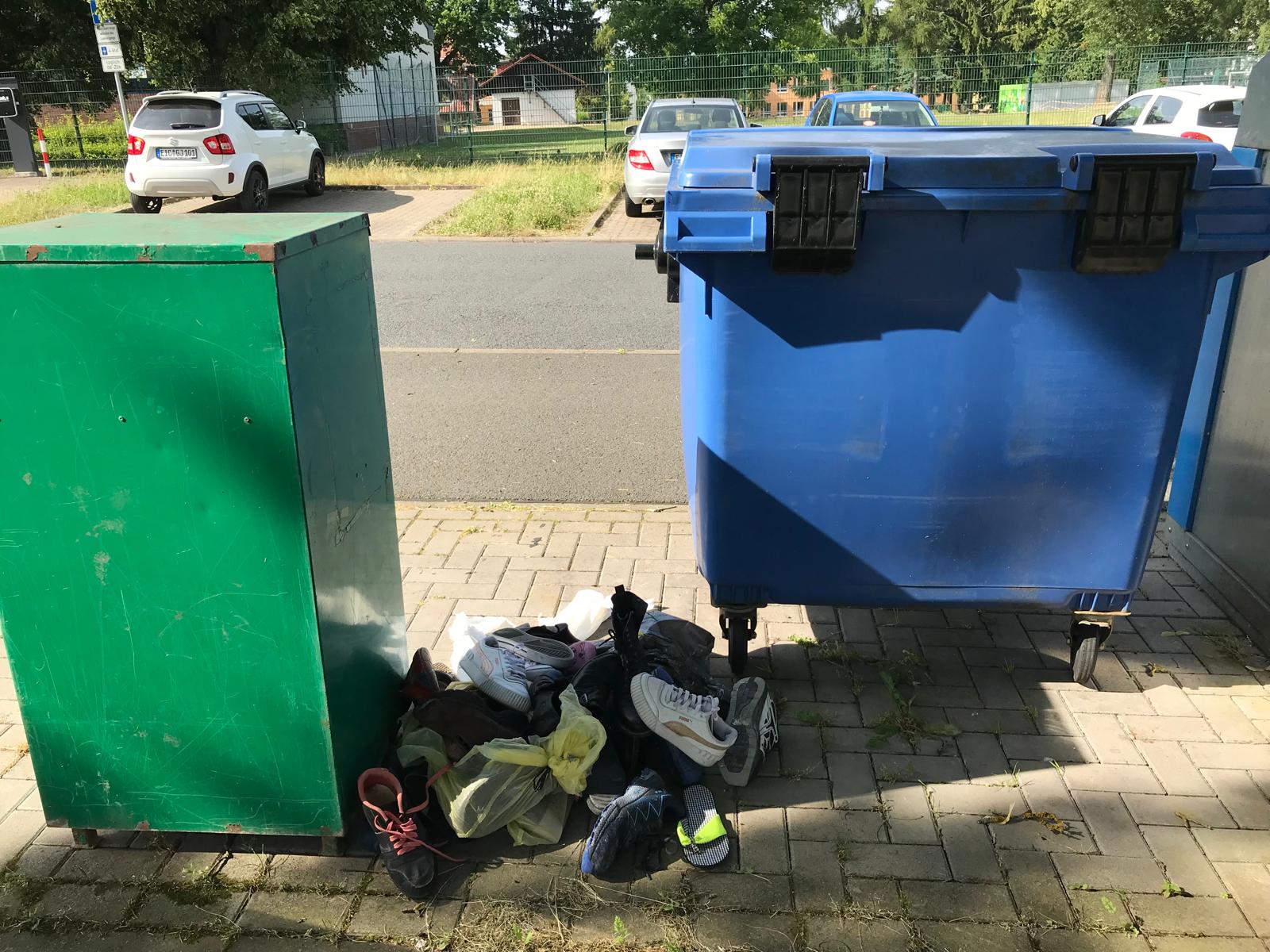 Schuhe neben dem Container